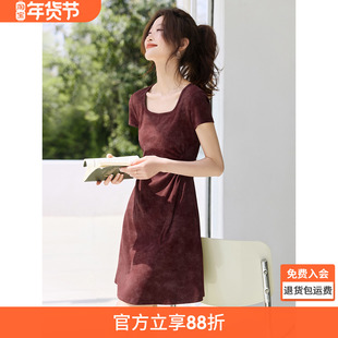 沫晗依美U领掐腰巨好看裙子2025夏季新款休闲炒色褶皱T恤式连衣裙