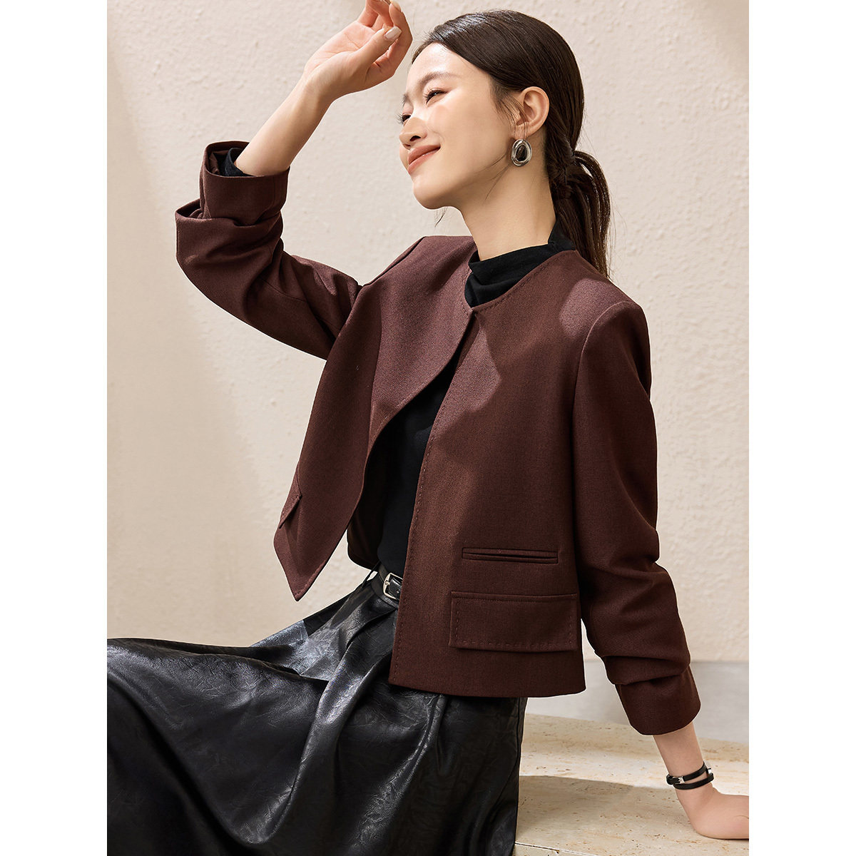 沫晗依美圆领截短式女士西装外套2026春季新款独特漂亮小西服