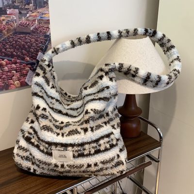 小众毛绒斜挎包大容量秋冬通勤大包高级感小个子休闲包百搭托特包