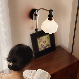 宋式美学中古壁灯美式复古实木高级感卧室床头灯2025客厅背景墙灯