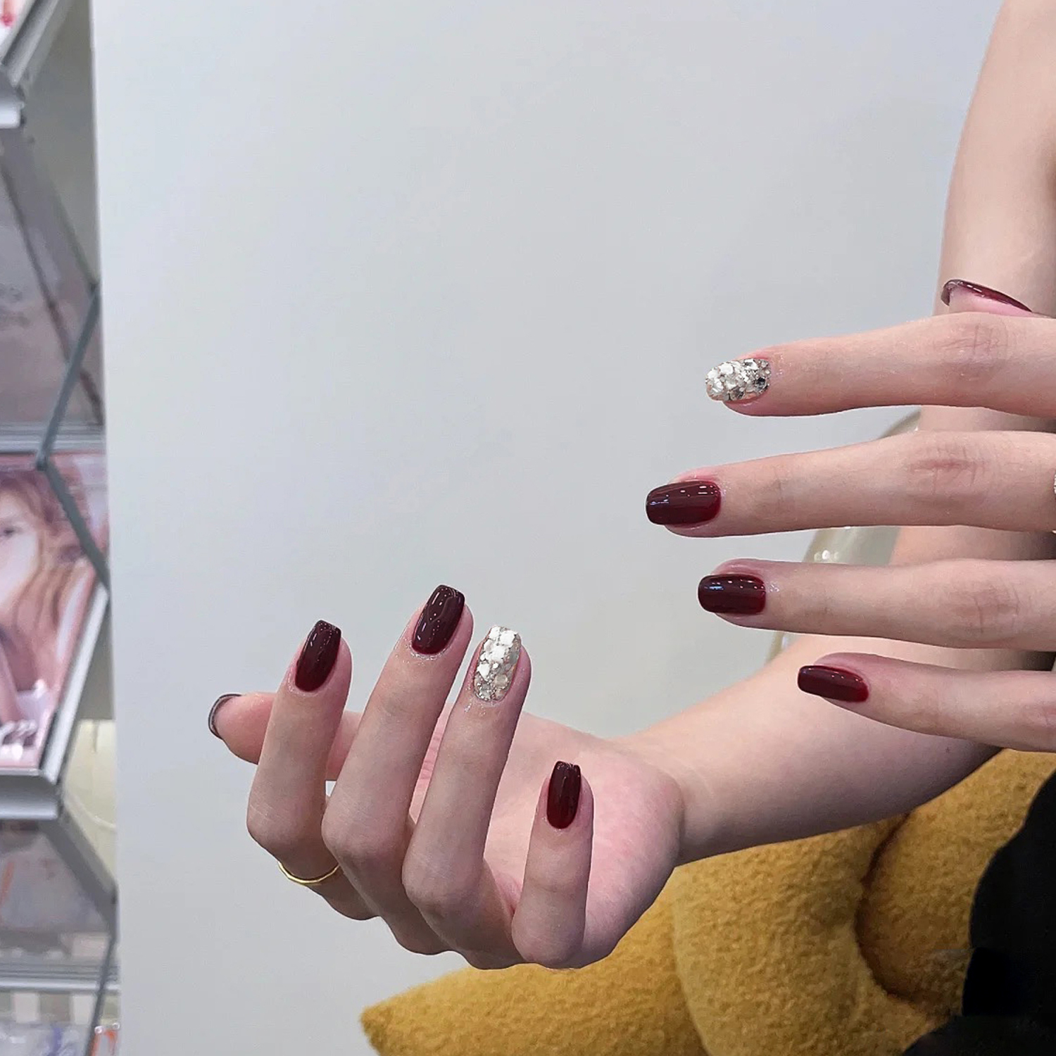 秋上新气质显白车厘子红指甲油