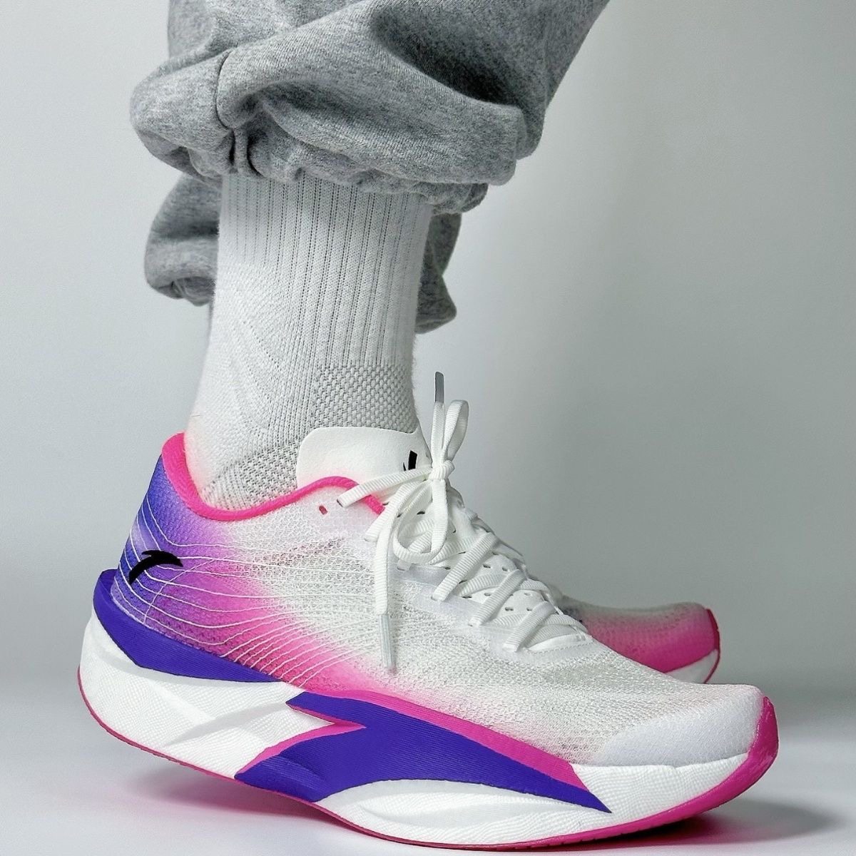 安踏燃花体育C202 系列舒适减震包裹性回弹低帮跑步鞋马拉松专业