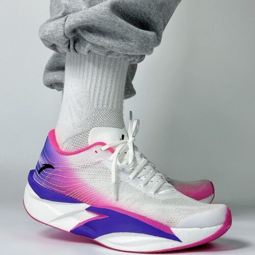 安踏燃花体育C202 系列舒适减震包裹性回弹低帮跑步鞋马拉松专业