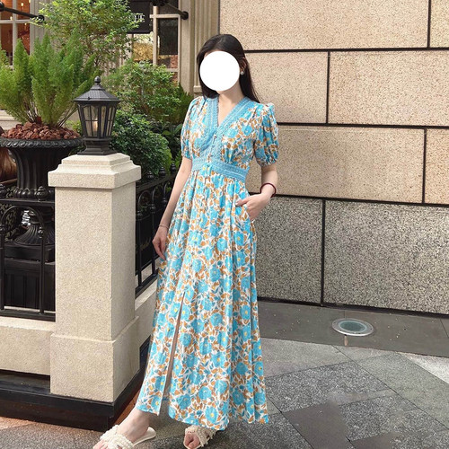 现货DV同源深圳南油纯棉2026春夏新款浅蓝摩登比芭玫瑰度假连衣裙