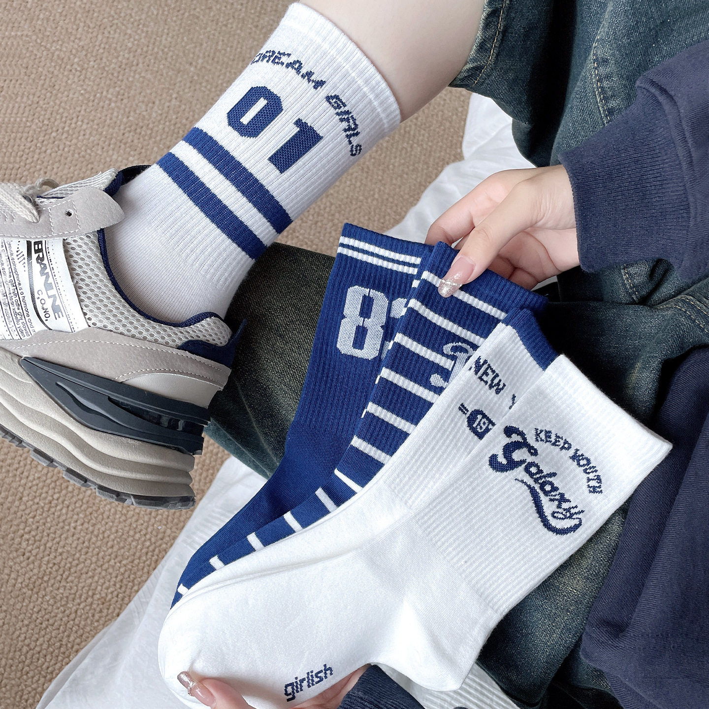 白色袜子女款秋冬中筒袜女士条纹字母学院运动配鲨鱼裤无骨棉袜女