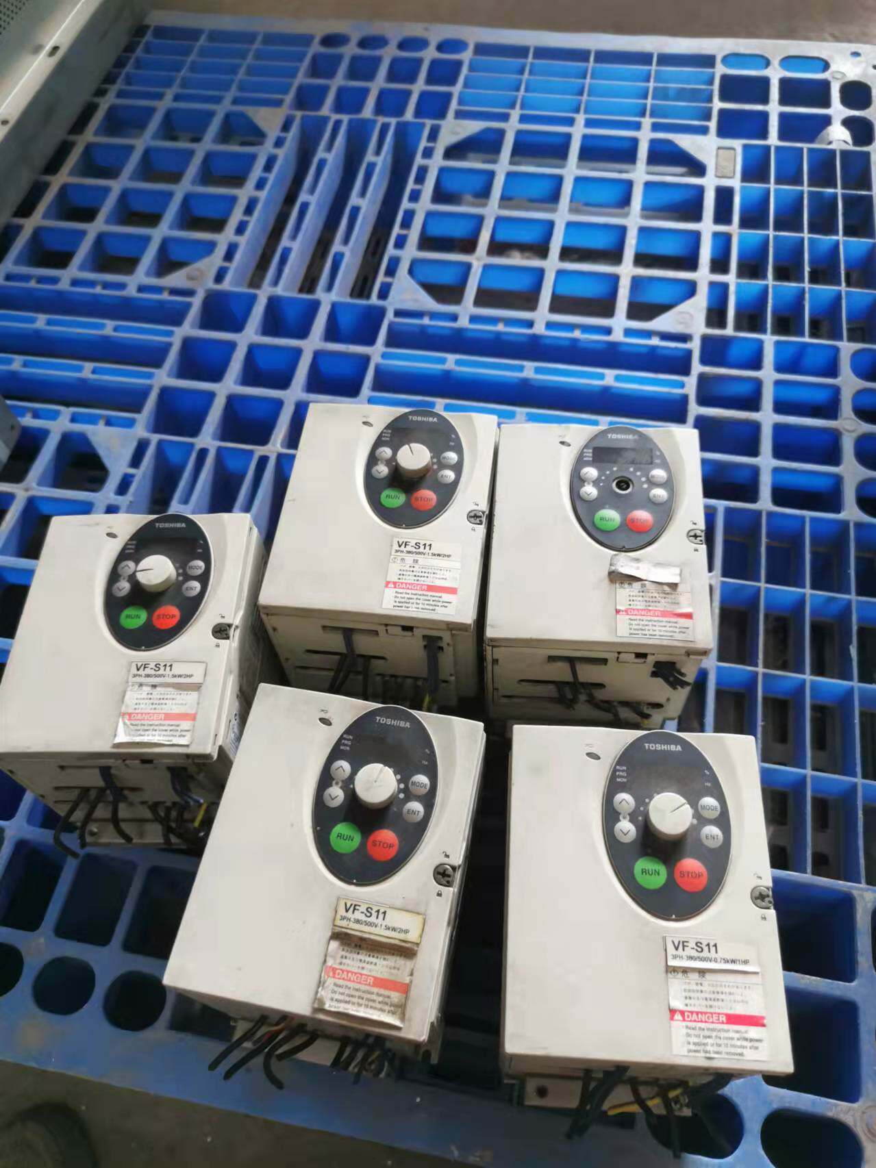 东芝变频器vfs11-4015pl-wn 1.5kw 380v 现货 质保 实物图