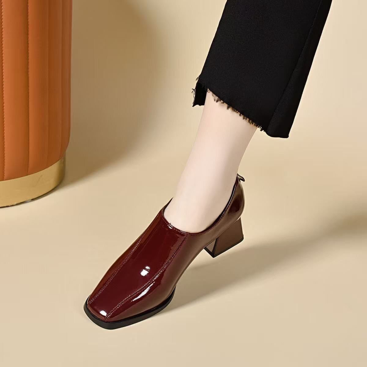 春秋季粗跟深口真皮单鞋女2026新款中跟软皮鞋春款方头软底女鞋子
