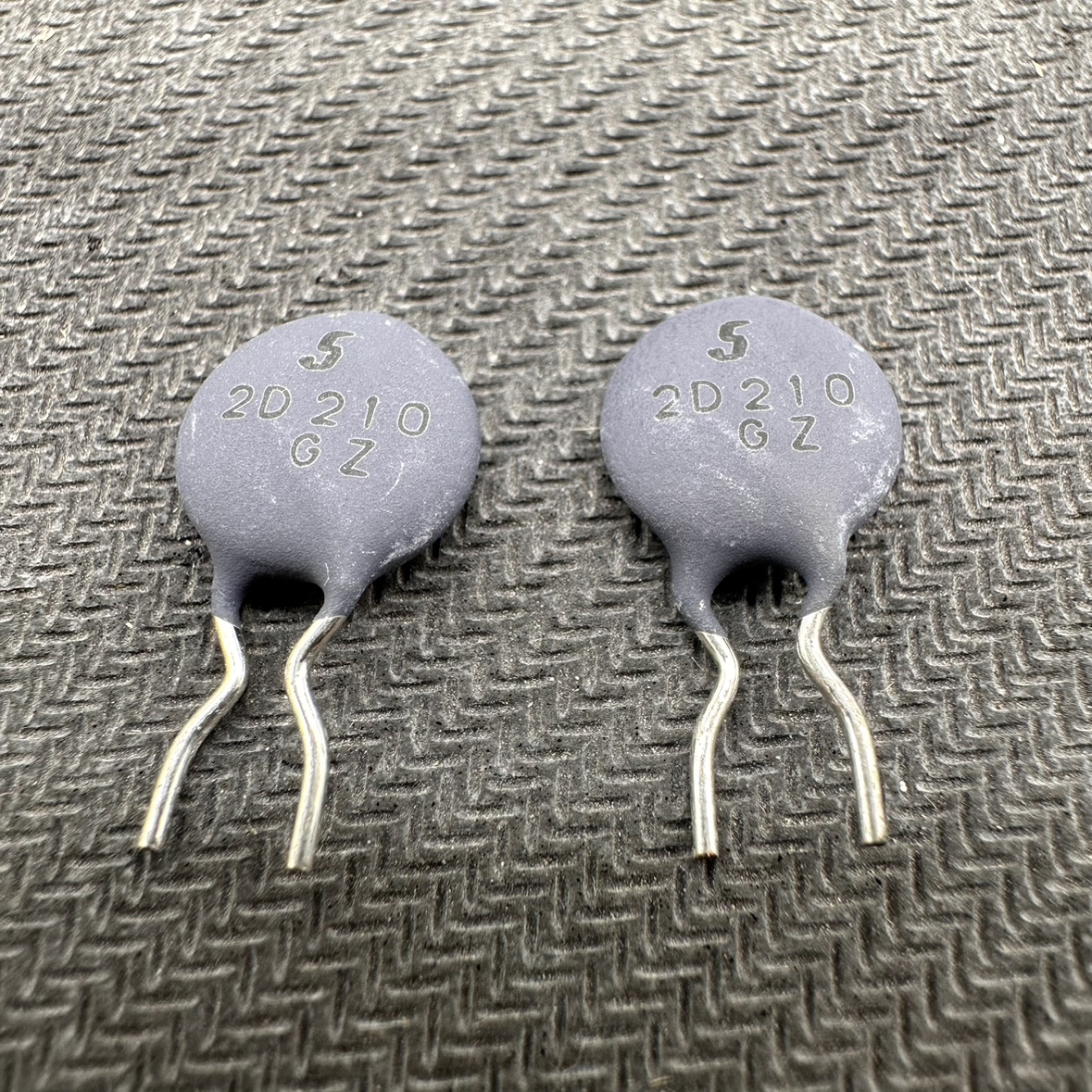 SEMITEC热敏电阻2D210 2欧姆 NTC2.0 2R 2D2-10LCS进口20210灰色