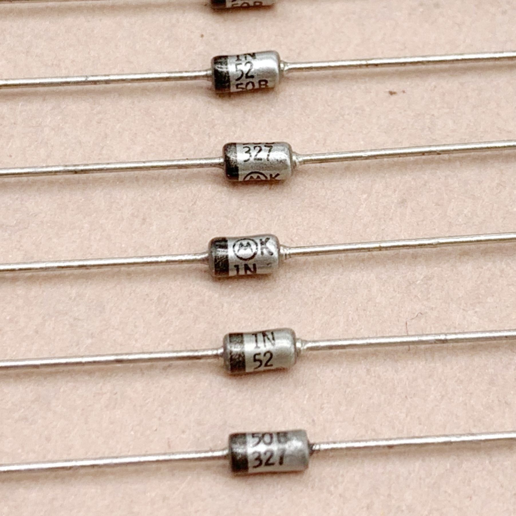 1N5250B进口M标稳压管20V 0.5W直插稳压二极管1/2W摩托 罗拉 金封