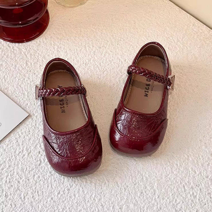 韩版童鞋2026春季新款儿童皮鞋魔术贴复古软底女童鞋浅口麻花单鞋