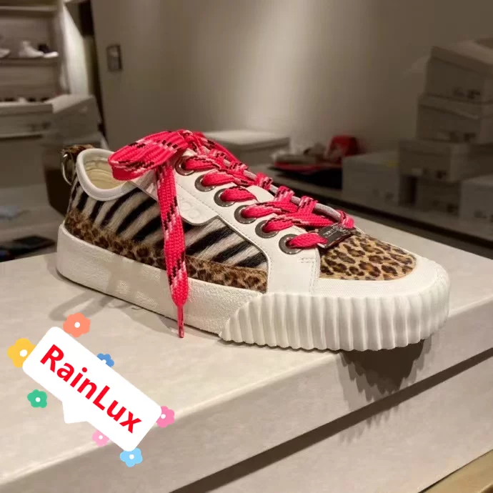 30 января деревня закупает Jimmy Choo Zhou Yangjie Jiji Ms. Impala обувь на доске для отдыха