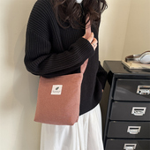 斜挎小包女轻便文艺格子学生通勤2025新款 配帆布慵懒风原创