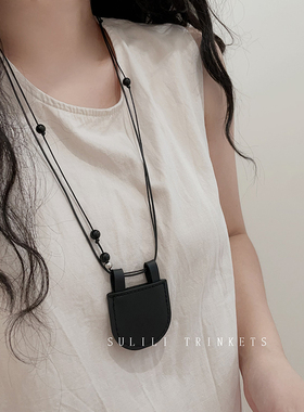 极简穿搭凹造型时装配饰挂脖迷你小包设计感精致mini月牙包项链女