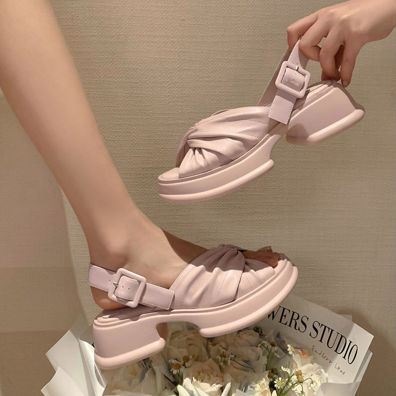 软软糯糯羊皮显高松糕厚底2023夏中跟交叉带大圆头休闲凉鞋女