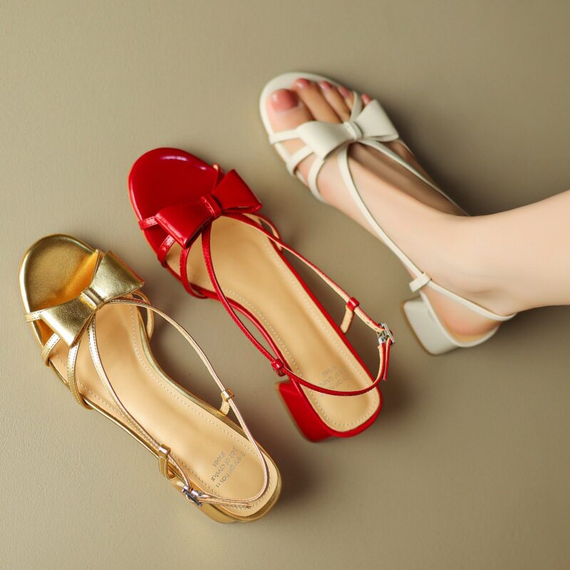 2023夏新款牛皮圆头露趾蝴蝶结透气金色搭扣粗跟罗马凉鞋女3340码