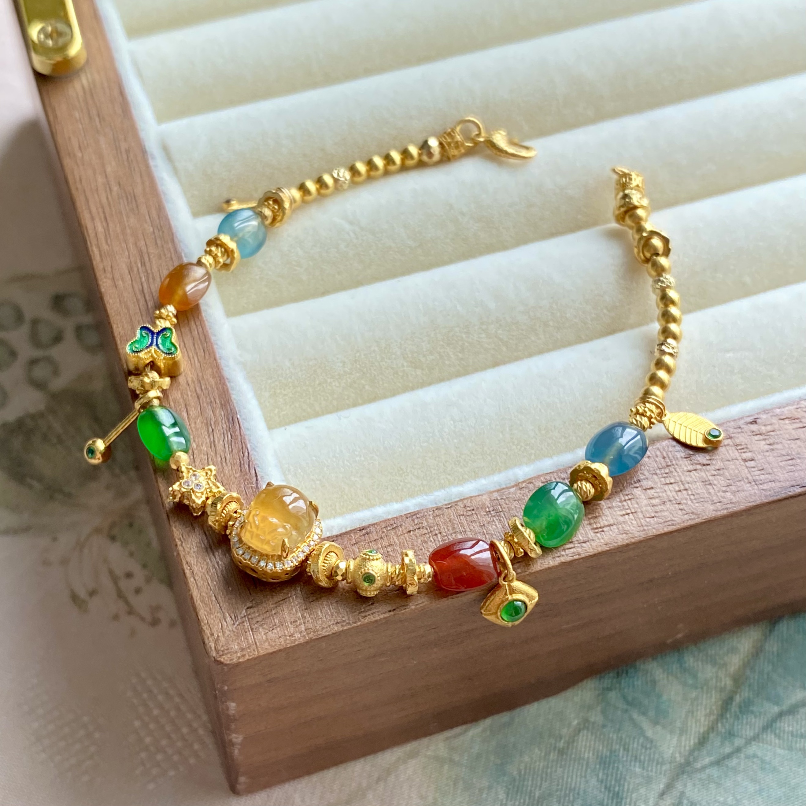 18k金翡翠小众款时尚手链多宝扁珠冰黄貔貅镶金盘缠手串