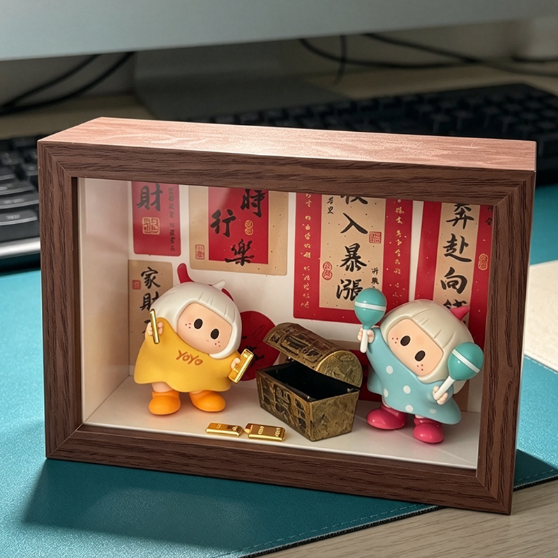 歪头系列展示相框手办右右手办萌动公仔透明复古展示框宝箱金条