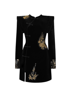 新中式立领刺绣连衣裙女装春季黑色盘扣收腰裙重工国风丝绒气质裙