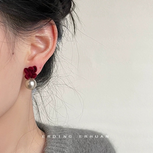 [新年款]港风复古酒红色植绒气质花朵珍珠银针耳针坠喜嫁风马面裙