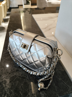 2026新款时尚小香风女包小金球菱格链条包斜挎方盒子包百搭贝壳包