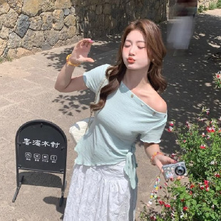 韩系绿色露肩短袖T恤女2025夏不规则下摆柠檬海盐穿搭斜肩上衣