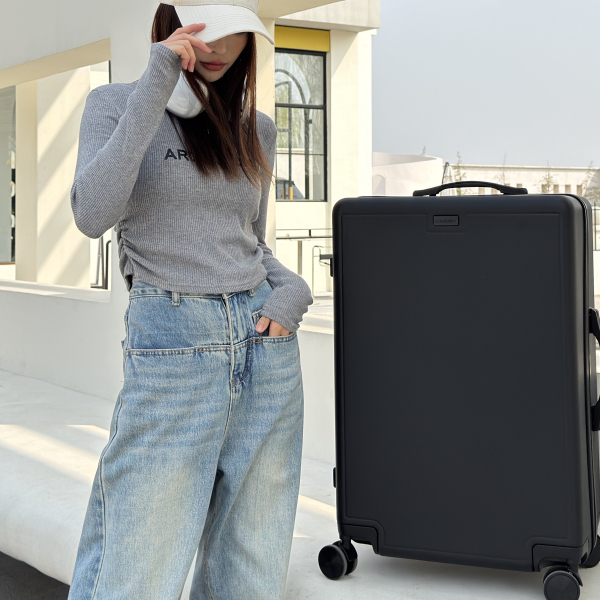 双封闭内衬行李箱静音轮带杯架