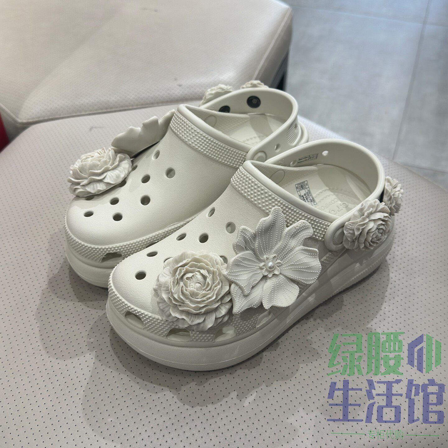 Crocs/卡骆驰国内代购花束花簇泡芙厚底洞洞鞋女沙滩凉拖鞋211448