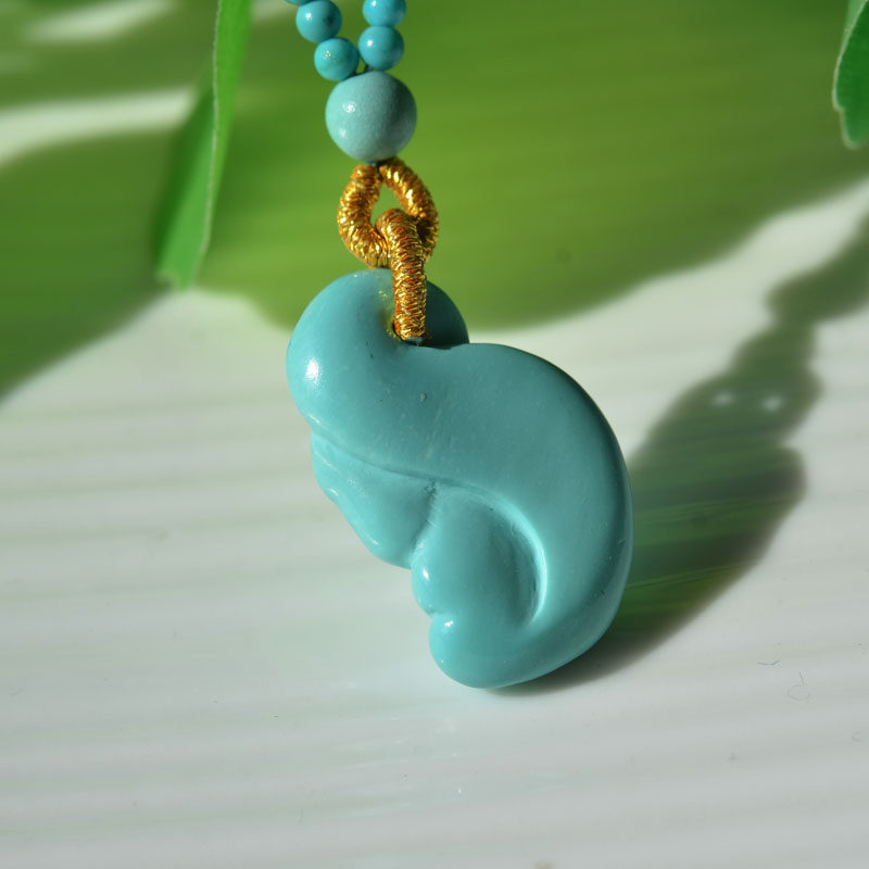 천연 원시 미네랄 하이 도자기 패턴리스 하늘색 청록색 작은 여우 펜던트와 비드 체인 신선하고 작고 귀여운 여성 모델