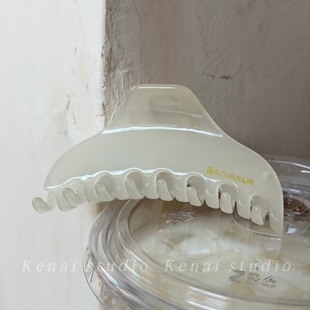 韩国进口阿兹娜温柔雪芽奶白抓夹高端树脂中号半扎发少发量鲨鱼夹