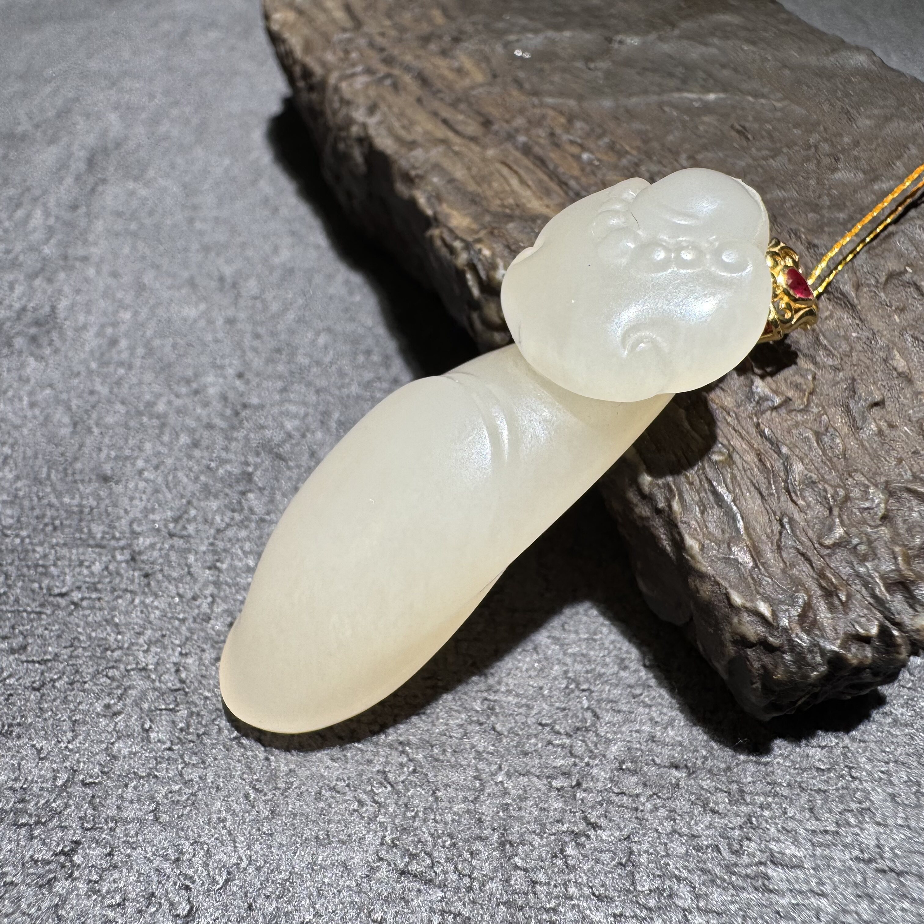 方言和田玉老坑青海料收藏级藕粉高冰大师工艺如意18K金镶嵌吊坠S