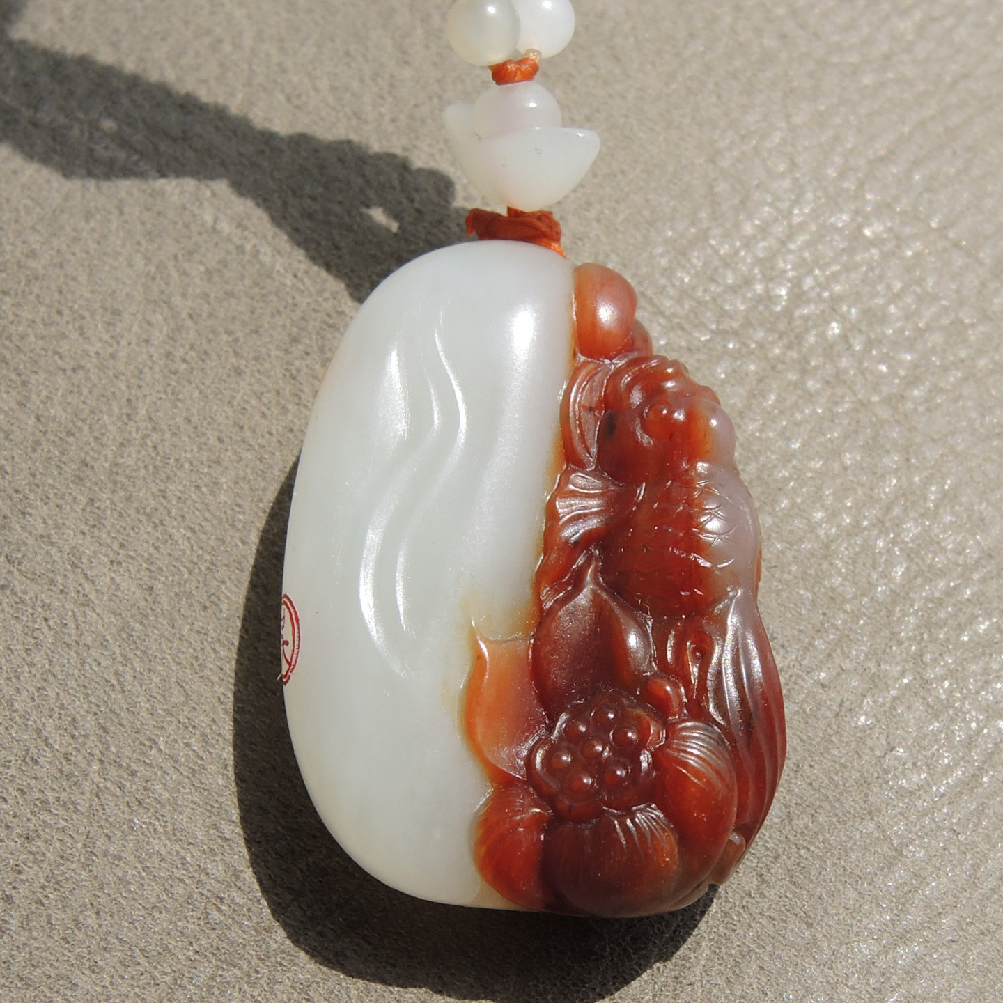 方言品牌和田玉名品多彩玉红沁羊脂白玉带糖色的三色籽料鱼吊坠R