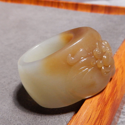 新疆且末金山矿糖白玉扳指
