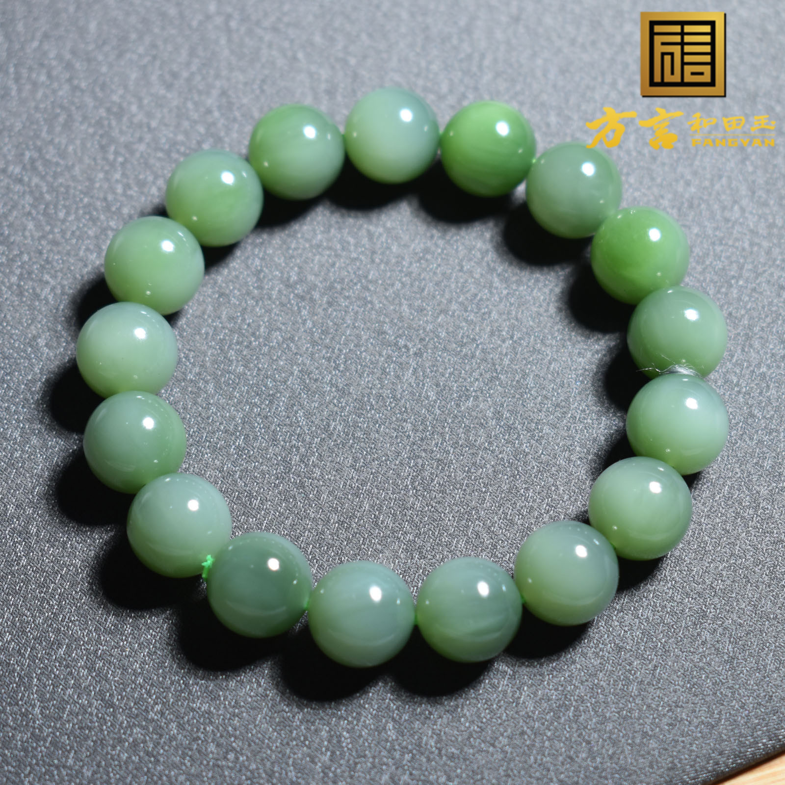 佩戴级方言和田玉俄罗斯老坑料鸭蛋青带猫眼碧玉卡12mm手串手链R5