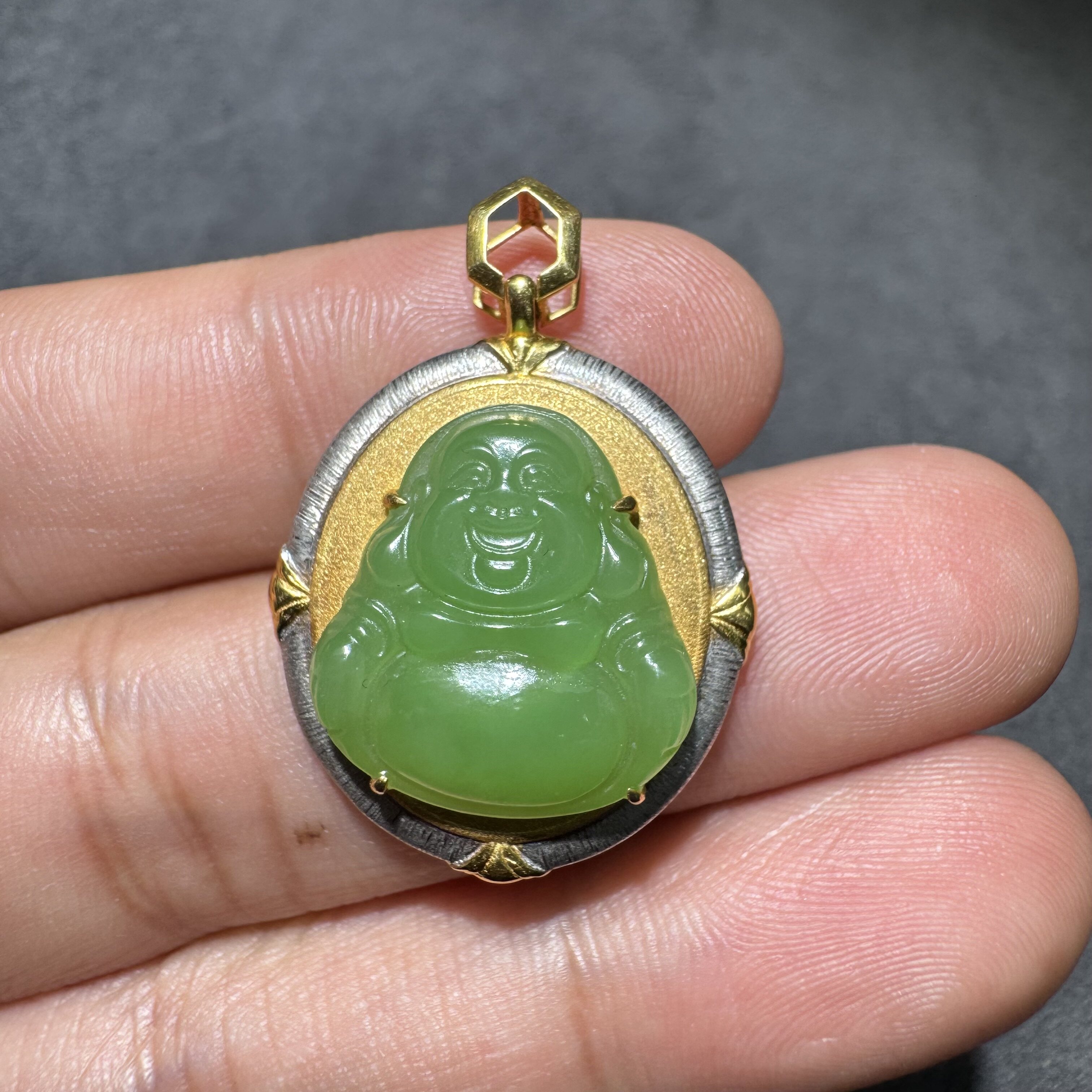 收藏级方言和田玉老坑俄料苹果绿碧玉精美18K金镶嵌佛公吊坠S