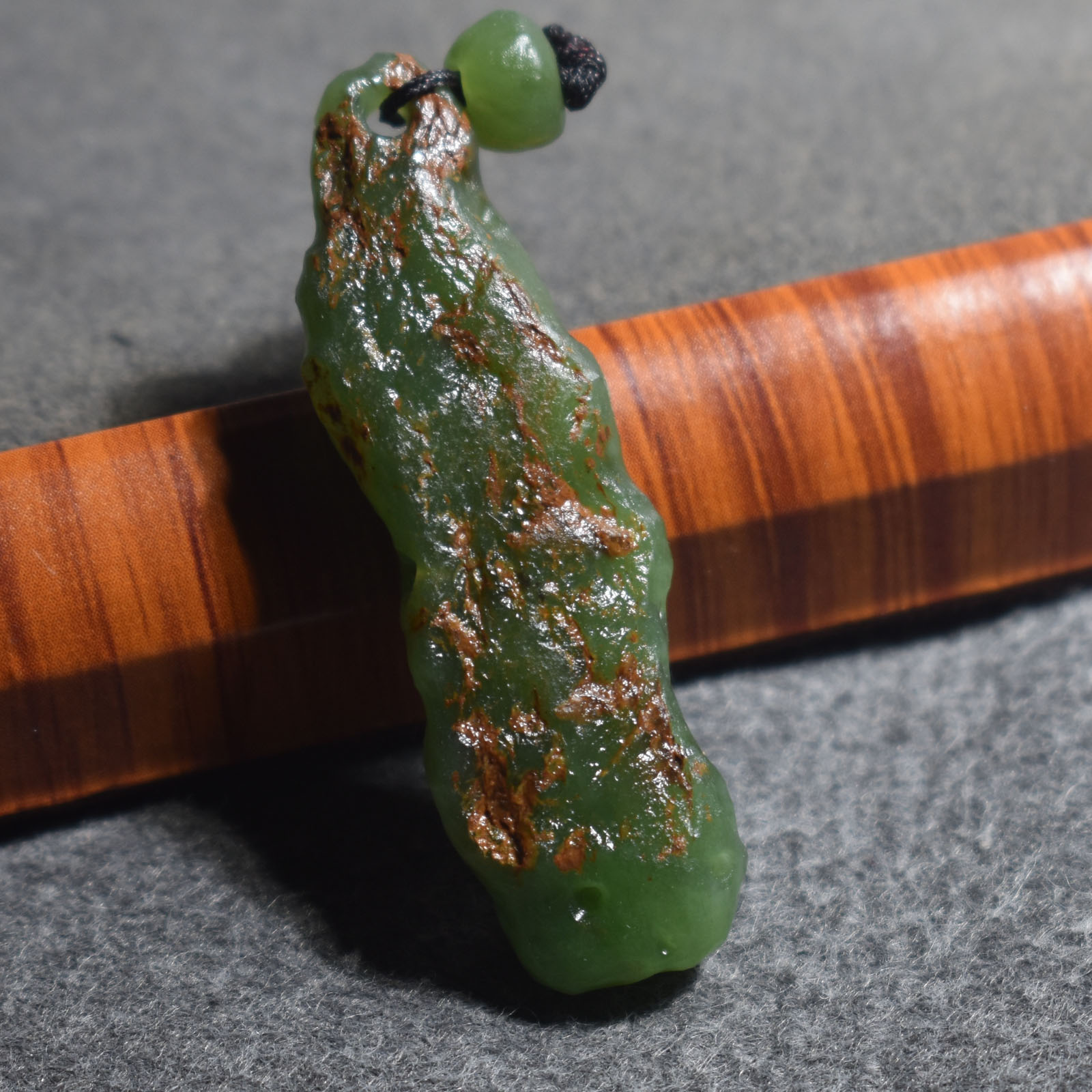 嗨翻天方言品牌和田玉特色新疆菠菜绿碧玉带皮籽料随型吊坠挂件R5