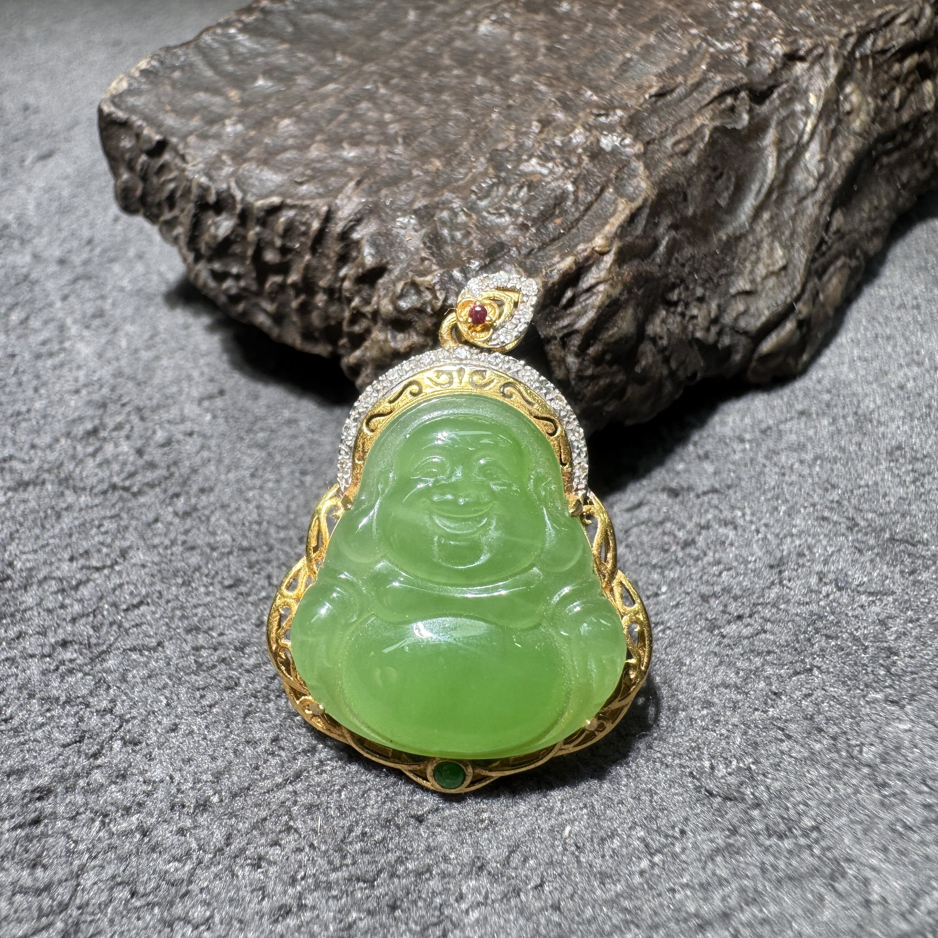 上新方言和田玉老坑俄料苹果绿碧玉起荧光无黑点18K金佛公项坠S6
