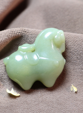 新疆且末细腻黄口仿古马挂件吊坠