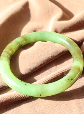 上新了方言和田玉特色俄老料乌兰海碧玉苹果绿带糖56mm圆条手镯A2