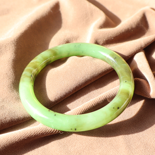 上新了方言和田玉特色俄老料乌兰海碧玉苹果绿带糖56mm圆条手镯A2