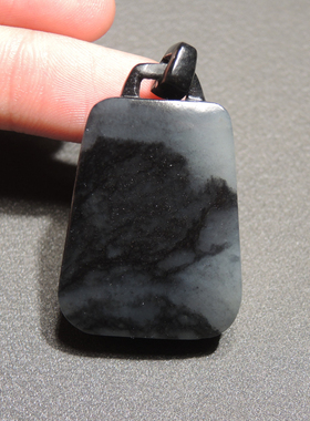 惊呆了方言和田玉精品黑白分明意境青花籽料平安无事牌吊坠挂件h2