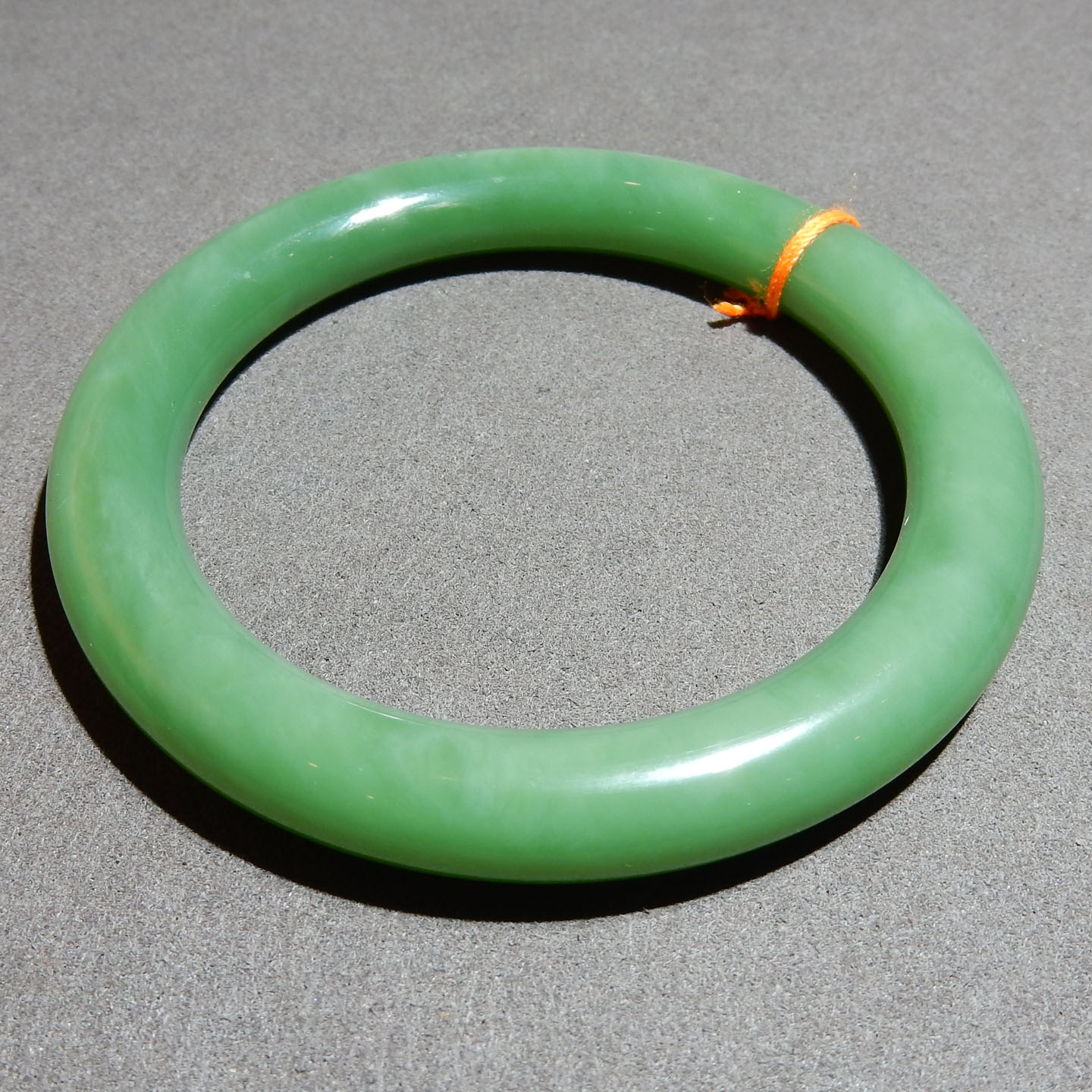 震惊方言和田玉俄罗斯老坑料油润高脂碧玉阳绿56mm细圆条手镯A5