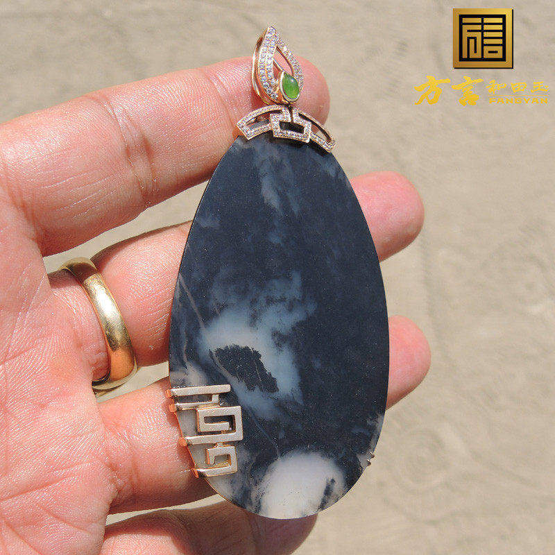 方言和田玉羊脂玉黑白分明青花墨玉籽料18K金镶玉画面玉意境吊坠F