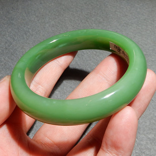 方言和田玉收藏级精品俄料7号矿碧玉阳绿色高冰底内径56mm手镯w4
