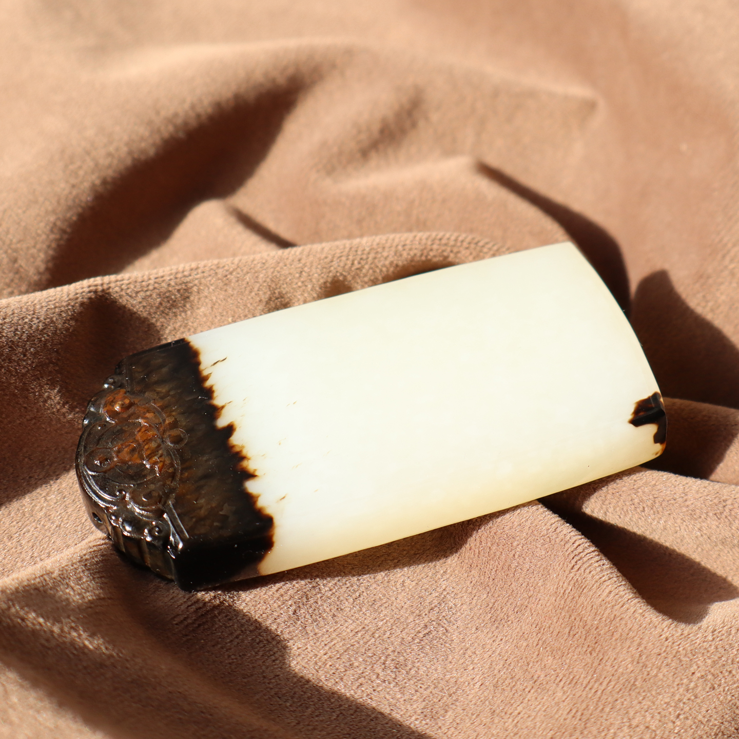 黑沁红沁留皮白玉籽料无事牌吊坠