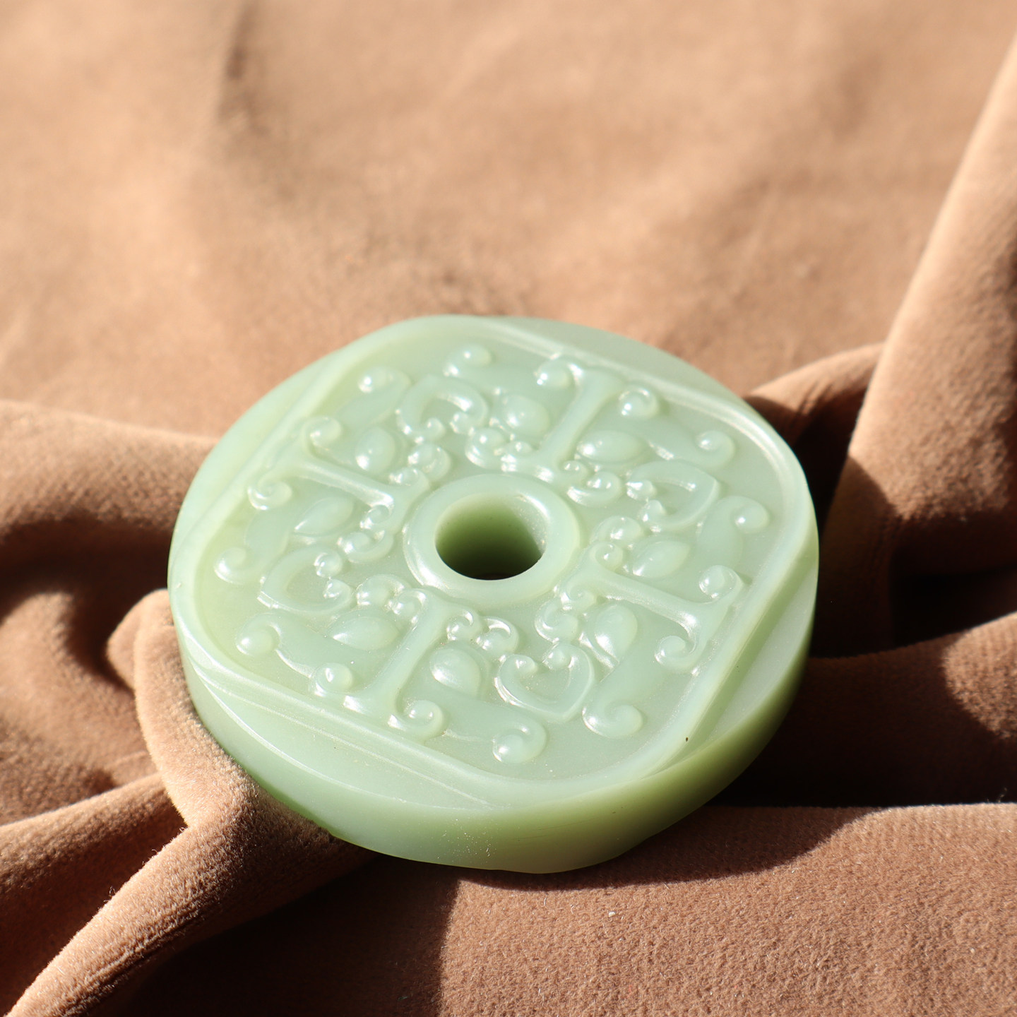 俄罗斯粉绿碧玉四方兽平安扣把件