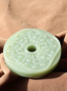 俄罗斯粉绿碧玉四方兽平安扣把件