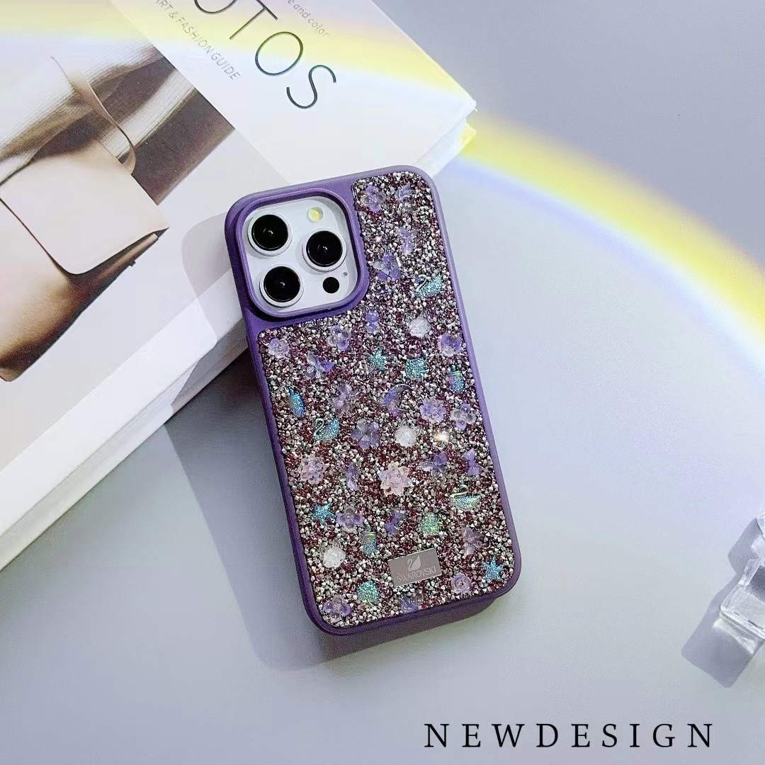 苹果iPhone13-15小施小香风轻奢创意手工镶嵌碎彩五彩闪石饰品珠宝风格幻彩全包边抗摔手机壳XKS