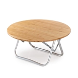 На открытом воздушном складке маленький круглый стол