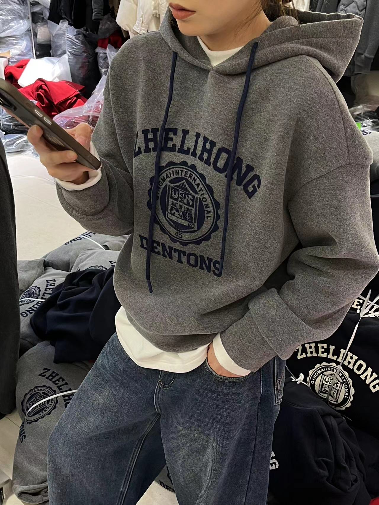 青迈国际字母印花加绒连帽卫衣女冬季2025新款年加厚休闲运动上衣