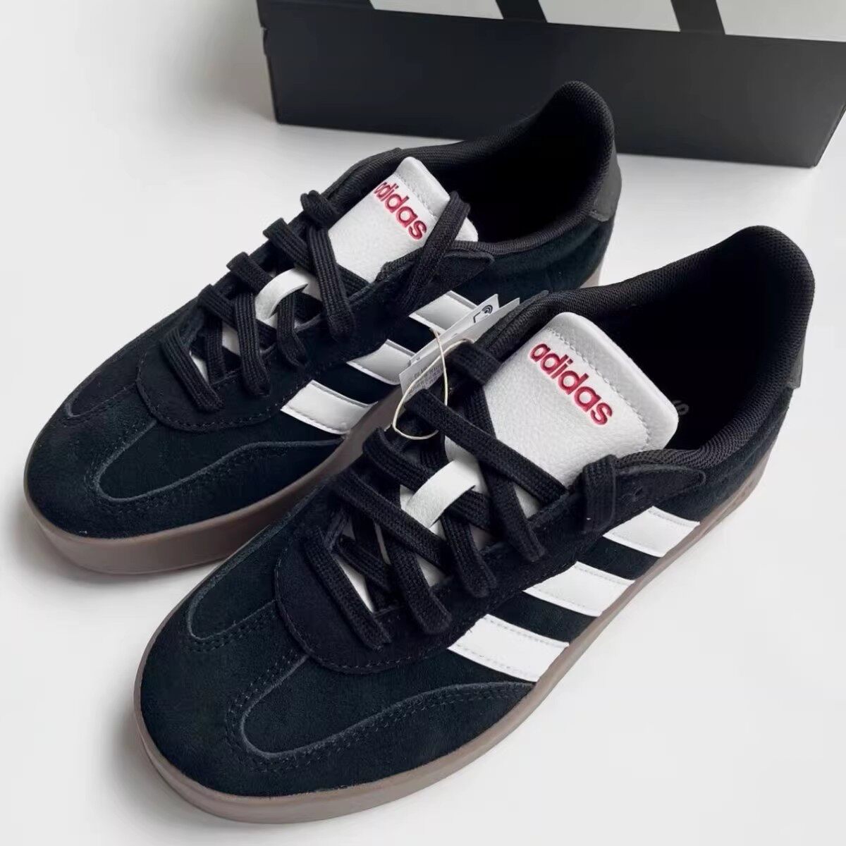 Adidas阿迪达斯BARREDA系列舒适百搭男女同款黑白色运动鞋JQ4235